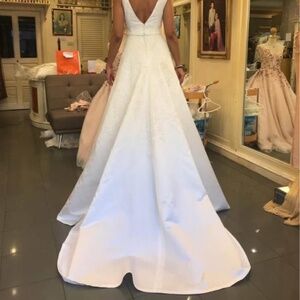 Elegant Wedding Dress – Worn Once, Professionally Cleaned, Like New